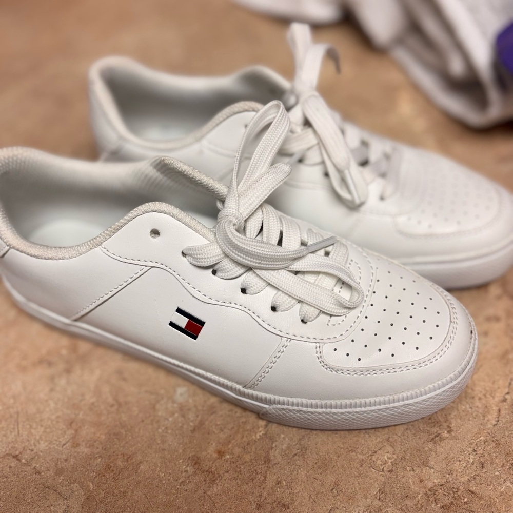 Tommy Hilfiger White Leather Low-Top Sneakers with Flag Detail